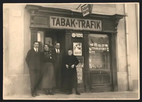 Fotografie Geschäft Tabak-Trafik mit Ansichtskarten im Schaufenster und Werbeplakaten