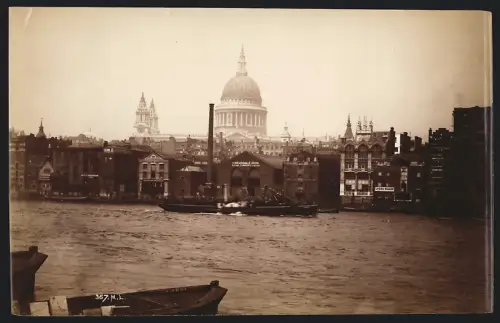 Fotografie Ansicht London, Blick vom Themse Ufer nach der St. Pauls Cathedrale mit Hafen Lagerhäusern