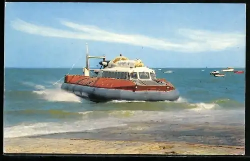 AK SRN 6 Hovercraft fährt auf den Strand hinauf