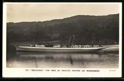AK Windermere, S.Y. Britannia ohne Fahrt vor dem Ufer liegend