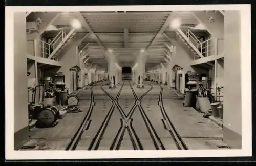 Foto-AK Fährschiff Deutschland, Wagendeck mit Schienensträngen
