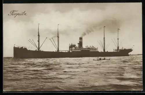 AK Frachtschiff Tirpitz in Seitenansicht, davor Wanderruderer, Handelsschiff