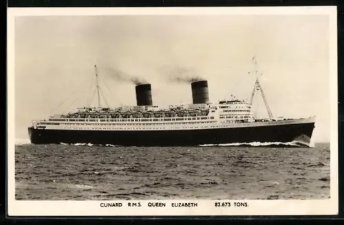 AK Passagierschiff R.M.S. Queen Elizabeth in voller Fahrt