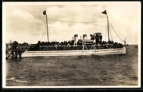 AK Passagierschiff Britannia mit zahlreichen Passagieren an Deck