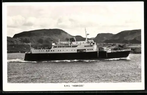 AK Fährschiff R.M.S. Hebrides in Fahrt vor der Küste