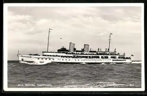 AK Britisches Passagierschiff M.V. Royal Daffodil in Fahrt bei hohem Wellengang