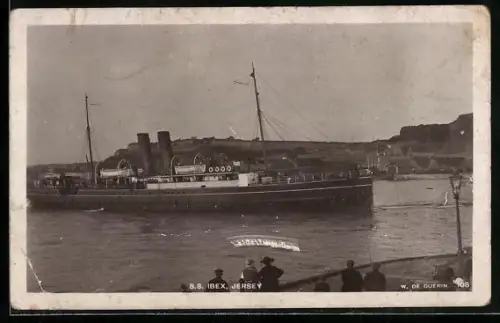 Foto-AK Jersey, Britisches Passagierschiff S.S. Ibex an der Hafeneinfahrt