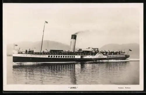 AK Britischer Raddampfer Juno in Fahrt vor bergiger Küste, Passagierschiff