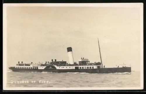 Foto-AK Britischer Raddampfer Duchess of Fife in Fahrt auf hoher See, Passagierschiff