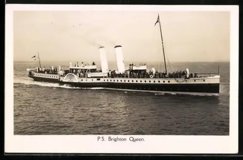 AK Raddampfer P.S. Brighton Queen unter Dampf auf dem Meer, Passagierschiff
