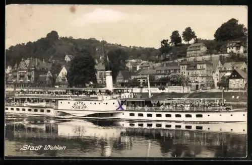 AK Stadt Wehlen, Dampfer Leipzig auf der Elbe, Blick zum Ort