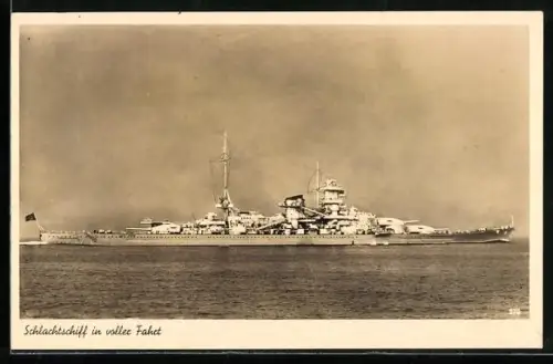 AK Schlachtschiff der Kriegsmarine in voller Fahrt