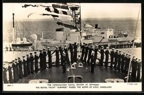 AK Spithead, The Coronation Naval Review, The Royal Yacht Surprise passes the bows of H.M.S. Vanguard, Kriegsschiff