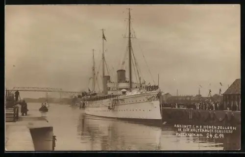Foto-AK Ankunft S.M.Y. Hohenzollern in der Holtenauer Schleuse am 24.6.1914, Kriegsschiff