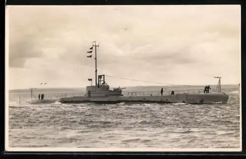 AK Britisches U-Boot Regent der Rainbow-Klasse im aufgetauchten Zustand