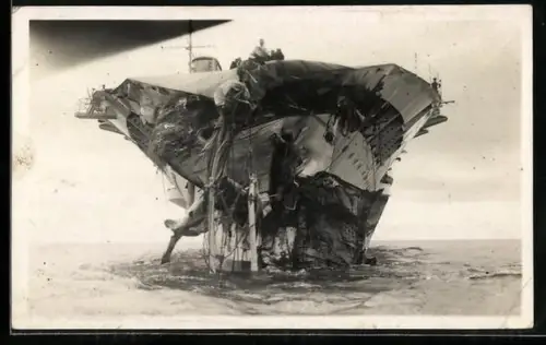 AK Flugzeugträger H.M.S. Glorious nach der Kollision mit dem Passagierschiff Florida, Seenotrettung