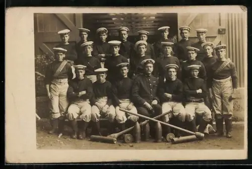 AK Gruppenaufnahme britische Matrosen mit Granaten und Patronengürteln