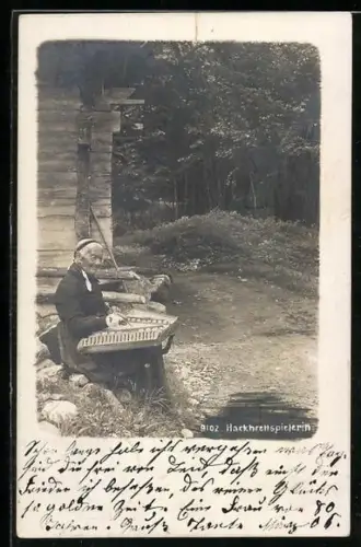 AK Alte Dame spielt am Waldrand auf ihrer Zither