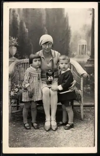 Foto-AK Mutter mit ihren zwei Kindern und einem Kuscheltier auf dem Schoss
