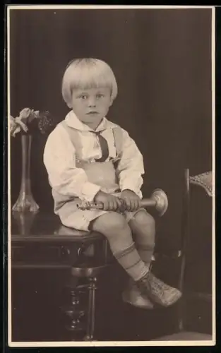 Foto-AK Kleiner Junge mit einer Trompete