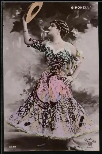 AK Attraktive rauchende Frau hebt ihren Hut