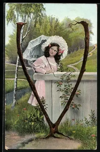 AK Junges Mädchen mit Haube zwischen dünnen Baumstämmen, die den Buchstaben V formen