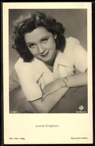 AK Schauspielerin Lucie Englisch in die Kamera lächelnd