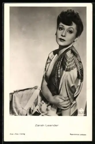 AK Schauspielerin Zarah Leander, sitzend