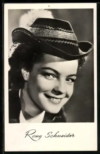 AK Schauspielerin Romy Schneider mit tollem Hut in einer Filmszene