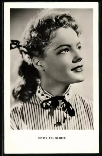 AK Schauspielerin Romy Schneider nach oben blickend