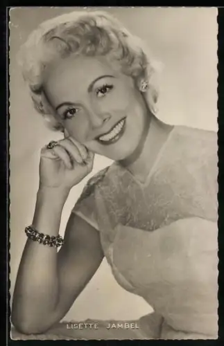 AK Schauspielerin Lisette Jambel mit breitem Lächeln und Armband