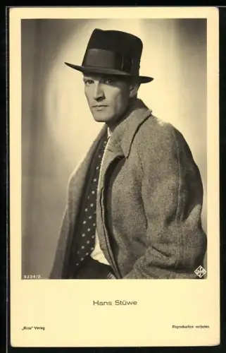AK Schauspieler Hans Stüwe im Mantel mit Hut