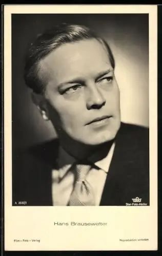 AK Schauspieler Hans Brausewetter in dunklem Anzug zur Seite blickend
