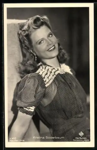 AK Schauspieler Kristina Söderbaum, lächelnd an eine Wand gelehnt