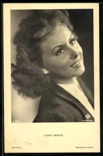 AK Schauspielerin Lisa Lesco lächelnd zur Seite schauend