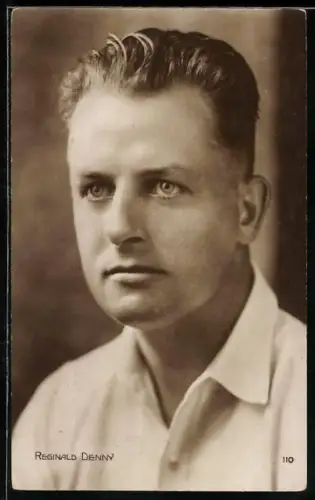 AK Schauspieler Reginald Denny mit offenem Hemdkragen