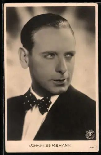 AK Schauspieler Johannes Riemann im Kostüm einer Filmrolle