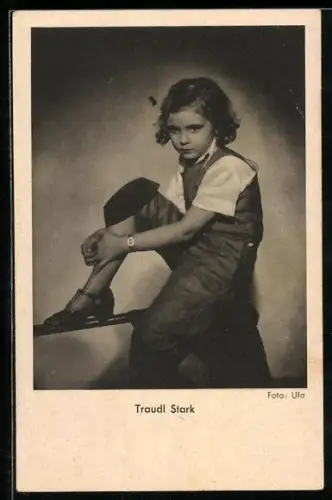AK Schauspielerin Traudl Stark als Kinderstar ernst schauend
