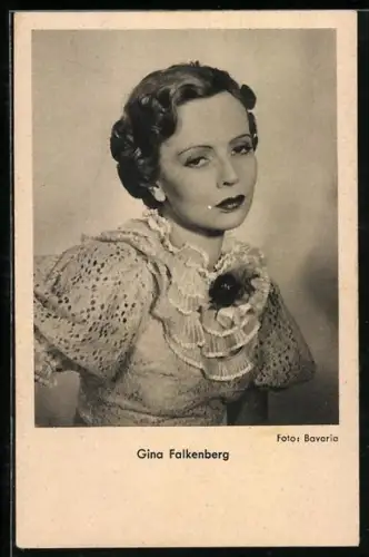 AK Schauspielerin Gina Falkenberg im Kleid mit Blumenschmuck posierend