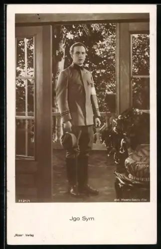 AK Schauspieler Igo Sym in Uniform posierend