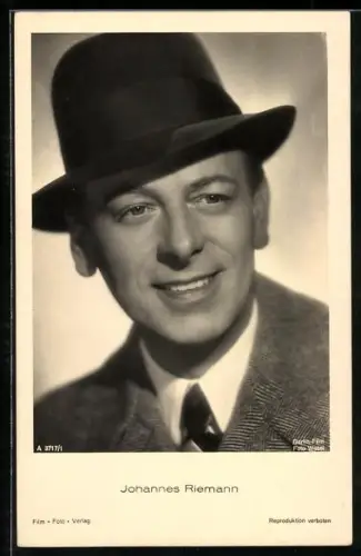 AK Schauspieler Johannes Riemann, lächelnd, mit Hut