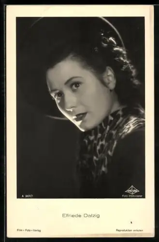 AK Schauspielerin Elfriede Datzing mit Hut und Leopardenschal