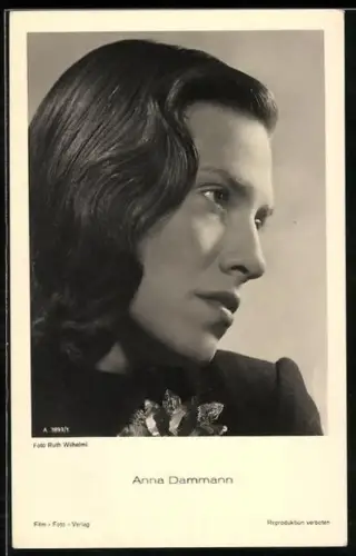 AK Schauspieler Anna Dammann, ernst blickend