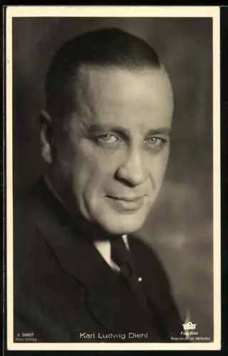 AK Schauspieler Karl-Ludwig Diehl im Anzug in die Kamera schauend