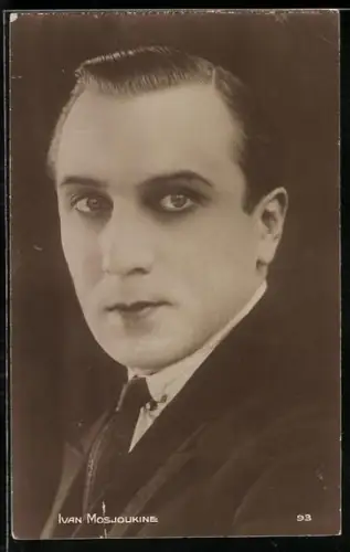 AK Schauspieler Ivan Mosjoukine im Anzug ernst in die Kamera blickend
