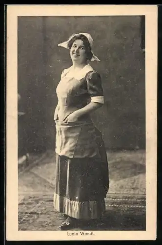 AK Schauspielerin Lucie Wendt im Kostüm einer Magd