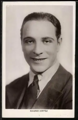 AK Schauspieler Ricardo Cortez lächelt in Anzug mit Krawatte