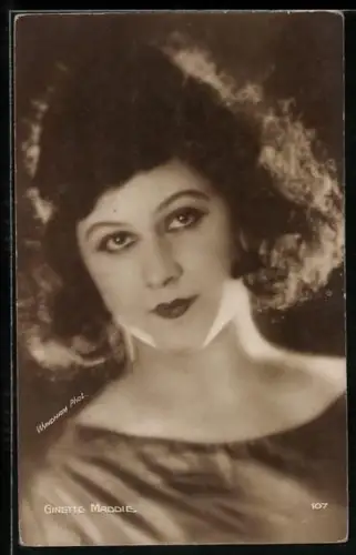 AK Schauspielerin Ginette Maddie im Kleid