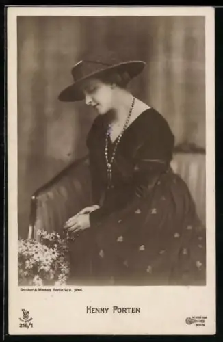 AK Schauspielerin Henny Porten mit Halskette in hübschen Kleid