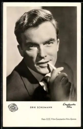 AK Schauspieler Erik Schumann mit einem charmanten Lächeln und Zigarette